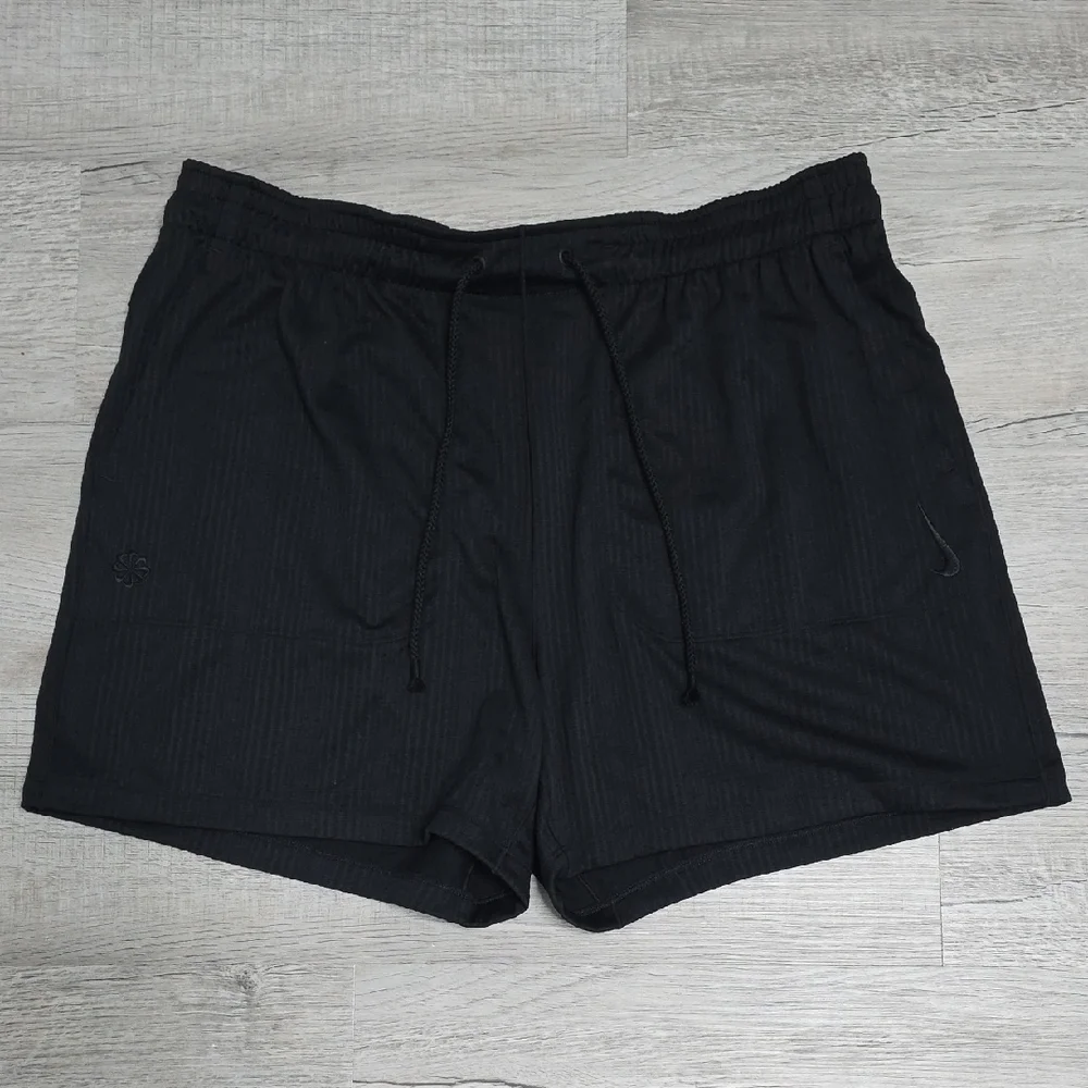 NWT Nike Yoga Black Athletic Men's Shorts - Size XL - Picture 1 of 7